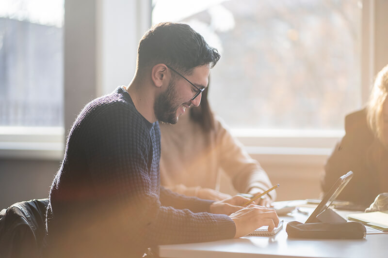 Schüler arbeitet an einer Idee